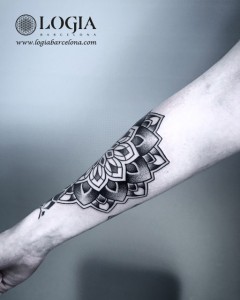 tatuaje-antebrazo-mandala-Logia-Barcelona-Dasly (1) 